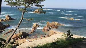 子ども達　山陰海岸でずぶ濡れ　